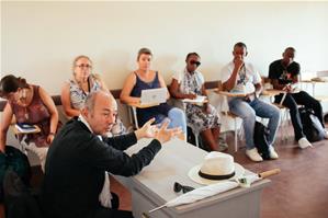 Thierry Auzer, Président de la Caravane des dix mots rappelle aux Caravaniers la philosophie des Forums