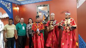 Spectacle au village de la Francophonie avec le pavion du Maroc