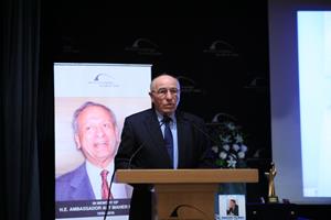 Le modérateur de la cérémonie commémorative Dr. Yehia Zaki, Le Chef des experts du bureau technique