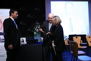 Dr. Ismail Serageldin présente la statuette de Prométhée en bronze et le livre de Sora à la famille de l'ambassadeur Aly Maher.