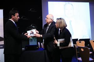 Dr. Ismail Serageldin présente la statuette de Prométhée en bronze et le livre de Sora à la famille de l'ambassadeur Aly Maher.