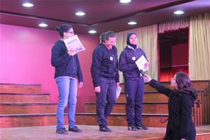 Les participants à l'atelier avec M<sup>lle </sup> Imane Mansi, l'animatrice de l'atelier