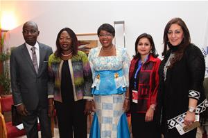 De gauche à droite : S.E.M Eugène Allou-Allou, Ambassadeur de la Côte d'Ivoire en Egypte, Mme Jeanne Adjoua Peuhmond, Ex-Ministre et Conseillère spéciale du Président de la République de Côte d’Ivoire pour les questions du genre, Mme Euphrasie Kouassi Yao, Titulaire de la Chaire UNESCO « Eau, Femmes et Pouvoir de Décisions » et ex-Ministre ivoirienne, Dr Marwa El Sahn, Directrice du Centre d'Activités Francophones (CAF) et Mme Hemat El Cheikh