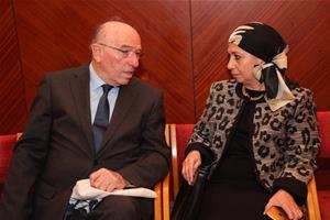 Dr Yehia Zaky, Conseiller auprès du Directeur de la Bibliotheca Alexandrina pour la recherche académique et Dr Hend Hanfy, Professeur de pédiatrie, Faculté de Médecine, Université d'Alexandrie et ancien président de l'Université d'Alexandrie