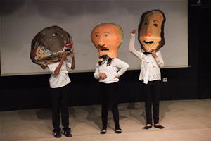 Représentation théâtrale par les participants de l’ATELIER DE THÉÂTRE avec les têtes de Angelique Kidjo, Marie Curie et Marianne faites durant l’ATELIER DE CRÉATION DE GROSSES TÊTES