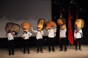 Représentation théâtrale par les participants de l’ATELIER DE THÉÂTRE avec les têtes de Angelique Kidjo, Marie Curie, Marianne, Ften Hamama, La Sagouine et Dalida faites durant l’ATELIER DE CRÉATION DE GROSSES TÊTES