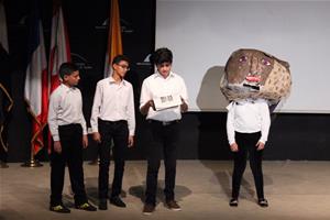 Représentation théâtrale par les participants de l’ATELIER DE THÉÂTRE avec la tête de Angelique Kidjo faite durant l’ATELIER DE CRÉATION DE GROSSES TÊTES