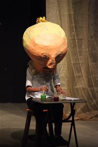 Représentation théâtrale par les participants de l’ATELIER DE THÉÂTRE avec la tête de Marie Curie faite durant l’ATELIER DE CRÉATION DE GROSSES TÊTES