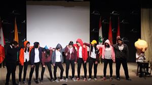 Représentation théâtrale par les participants de l’ATELIER DE THÉÂTRE avec la tête de Marie Curie faite durant l’ATELIER DE CRÉATION DE GROSSES TÊTES