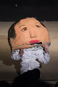 Représentation théâtrale par les participants de l’ATELIER DE THÉÂTRE avec la tête de Faten Hamama faite durant l’ATELIER DE CRÉATION DE GROSSES TÊTES