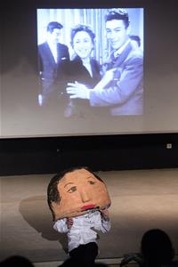 Représentation théâtrale par les participants de l’ATELIER DE THÉÂTRE avec la tête de Faten Hamama faite durant l’ATELIER DE CRÉATION DE GROSSES TÊTES