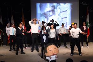 Représentation théâtrale par les participants de l’ATELIER DE THÉÂTRE avec la tête de Faten Hamama faite durant l’ATELIER DE CRÉATION DE GROSSES TÊTES