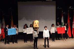 Représentation théâtrale par les participants de l’ATELIER DE THÉÂTRE avec la tête de Marianne faite durant l’ATELIER DE CRÉATION DE GROSSES TÊTES