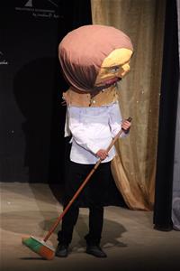 Représentation théâtrale par les participants de l’ATELIER DE THÉÂTRE avec la tête de La Sagouine faite durant l’ATELIER DE CRÉATION DE GROSSES TÊTES