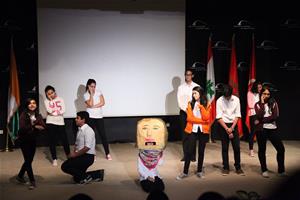 Représentation théâtrale par les participants de l’ATELIER DE THÉÂTRE avec la tête de Dalida faite durant l’ATELIER DE CRÉATION DE GROSSES TÊTES