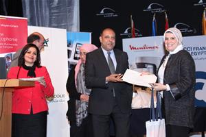 Remise des prix du CONCOURS SUR LES CÉLÉBRITÉS FÉMININES FRANCOPHONES, Romaysae Mohamed, la gagnante du deuxième prix de l'oeuvre picturale