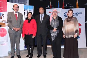 De gauche à droite : M. Hassan Behnam, Directeur général de la Chambre de Commerce et d’Industrie Française en Égypte (CCIFE), Dr Marwa El Sahn, Directrice du Centre d'Activités Francophones (CAF), M. Mohamed Galal, International Business Driving License (IBDL), Mme Omneya Shaker, Directrice de l'Agence Universitaire de la Francophonie (AUF) et Dr Rania Ezz El Arab, Chef par intérim du Département de Langue et de Littérature Françaises, Faculté des Lettres, Université d’Alexandrie