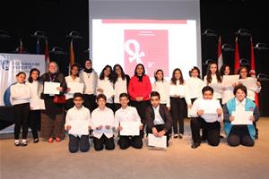 Photo de groupe avec les participants de l'ATELIER DE LA CRÉATION DES GROSSES TÊTES