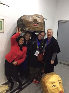 Avec la tête de Michaëlle Jean faite durant l’ATELIER DE CRÉATION DE GROSSES TÊTES