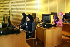 Séance d'apprentissage des différents moyens de l'accès aux ressources électroniques de la Bibliotheca Alexandrina : Catalogue de la BA - M<sup>me</sup> Hala Hassan ; Recherche sur internet - M<sup>me</sup> Cherine Ibrahim