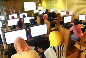 Séance d'apprentissage des différents moyens de l'accès aux ressources électroniques de la Bibliotheca Alexandrina : Catalogue de la BA - M<sup>me</sup> Hala Hassan ; Recherche sur internet - M<sup>me</sup> Cherine Ibrahim