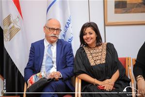 De gauche à droite : M. Gérald Grunberg, Professeur associé à l’Université Senghor et Président du Comité français du programme de l’UNESCO « Mémoire du monde » et Dr Marwa El Sahn, Directice du Centre d'Ativités Francophones 