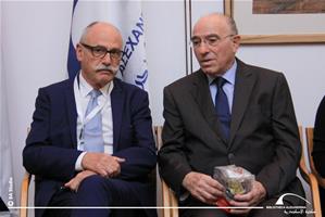 De gauche à droite : M. Gérald Grunberg, Professeur associé à l’Université Senghor et Président du Comité français du programme de l’UNESCO « Mémoire du monde » et Dr Yehia Zaki, Le Chef des experts du bureau technique de la Bibliotheca Alexandrina 