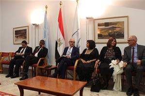 De gauche à droite : M. Nagy Atalla, le chef de la fédération arabe pour la lutte contre la criminalité internationale, le terrorisme et le blanchiment d'argent, SEM Soriba Camara, l'Ambassadeur de la République de Guinée, M. Gérald Grunberg, Professeur associé à l’Université Senghor et Président du Comité français du programme de l’UNESCO « Mémoire du monde », Dr Marwa El Sahn, Directrice de Centre d'Activités Francophones, Mme l’Ambassadeur Fatma Alzahraa Etman, Conseillère auprès du Directeur de la BA pour les Relations Internationales et la Francophonie, M. Thierry Verdel, Recteur de l'Université de Senghor