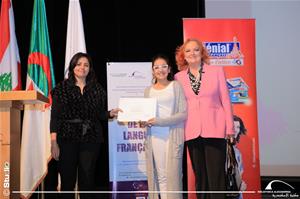  La distribution des certificats de l'atelier « Dis-moi dix mots en dix tons »