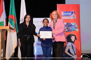  La distribution des certificats de l'atelier « Dis-moi dix mots en dix tons »