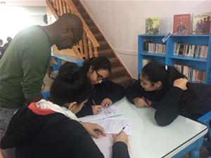  Les participants de l'atelier au Collège de la Mère de Dieu avec M.Wilfried N'SONDE, écrivain et musicien congolais