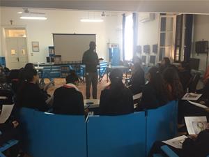 Les participants de l'atelier au College de la Mère de Dieu avec M.Wilfried N'SONDE, écrivain et musicien congolais
