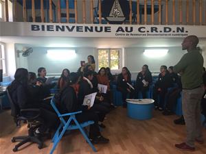 Les participants de l'atelier au College de la Mère de Dieu avec M.Wilfried N'SONDE, écrivain et musicien congolais
