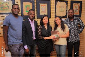 La distribution des certificats pour l'équipe gagnante 