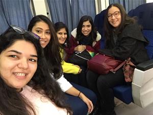 Les lauréates dans le train vers le Caire