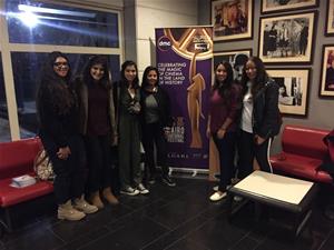 Photo avec l'affiche du festival