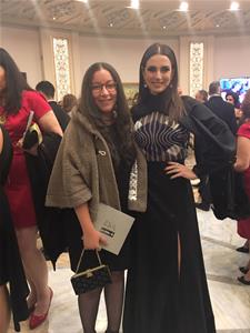 Avec l'actrice tunisienne Dora lors de la cérémonie de clôture