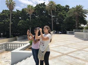 Les participants du 1<sup>er </sup>groupe aux jardins d’Antoniades