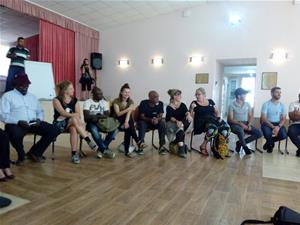  Réunion des artistes arméniennes avec les caravaniers au Centre Endanik à Gyumri en Armenia