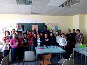 Photo de groupe avec les élèves de l’école 10