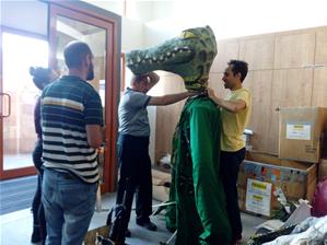  Montage des marionnettes et apprentissage des manipulations de base : un travail d’équipe!