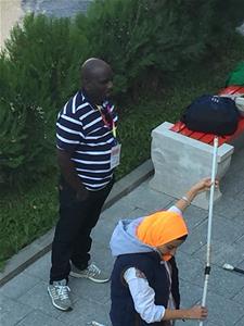 Montage des marionnettes et apprentissage des manipulations de base : un travail d’équipe