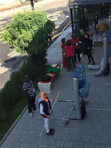 Montage des marionnettes et apprentissage des manipulations de base : un travail d’équipe