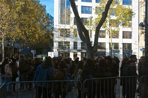 Les lycéens devant la bibliothèque de l'Alcazar le 1<sup>er </sup>jour