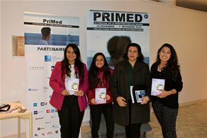 Les lauréates avec le brochure du CAF et l'affiche du festival à la bibliàthèque de l'Alcazar