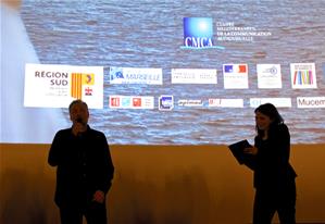 Avec Nikos Pilos, le réalisateur du film "Dying for Europe"