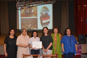 De gauche à droite : Dr Marwa El Sahn, Directrice du CAF, Soeur Sanaa, Directrice de l'école Sainte Anne du Caire, M<sup>lle</sup> Monica Emad, Une des lauréats de l'année précédente, M<sup>me</sup> Liliane, Directrice de l'école Sainte Anne du Caire, M<sup>me</sup> Valérie Gerbault, Déléguée Générale du CMCA Direction des Relations et Coopérations Internationales de France Télévisions et M<sup>me</sup> Hala El Mawy, Journaliste, présentratrice à la radio et experte en critique du cinéma 