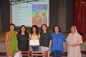 De gauche à droite : M<sup>me</sup> Valérie Gerbault, Déléguée Générale du CMCA Direction des Relations et Coopérations Internationales de France Télévisions, Dr Marwa El Sahn, Directrice du CAF, M<sup>lle</sup> Julie Emad, Une des lauréats de l'année précédente, M<sup>me</sup> Liliane, Directrice de l'école Sainte Anne du Caire, M<sup>me</sup> Hala El Mawy, Journaliste, présentratrice à la radio et experte en critique du cinéma et Soeur Sanaa, Directrice de l'école Sainte Anne du Caire