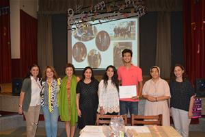 De gauche à droite : M<sup>me</sup> Shérine Kamal, Professeur au Collège Patriarcal du Caire, M<sup>me</sup> Christine, Professeur au Collège Patriarcal du Caire, M<sup>me</sup> Valérie Gerbault, Déléguée Générale du CMCA Direction des Relations et Coopérations Internationales de France Télévisions, Dr Marwa El Sahn, Directrice du CAF, M<sup>lle</sup> Fadwa Issa, Spécialiste d'Activités Francophones au CAF, M. Youssef Georges, Un des lauréats de l'année précédente, Soeur Sanaa, Directrice de l'école Sainte Anne du Caire et M<sup>me</sup> Liliane, Directrice de l'école Sainte Anne du Caire