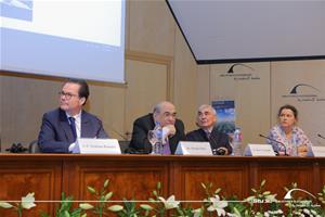 De gauche à droite : S.E.M. Stéphane Romatet, Ambassadeur de France en Égypte, Dr Mostafa El Feki, Directeur de la Bibliotheca Alexandrina, M. Thierry Chambolle, Président de l’ASFLCS et Dr Marie-Dominique Nenna, Directrice du Centre d’Études Alexandrines (CEAlex)